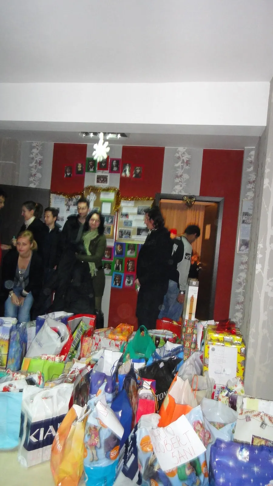 Fotografia 5 din „Moș Crăciun la Mia’s Children”